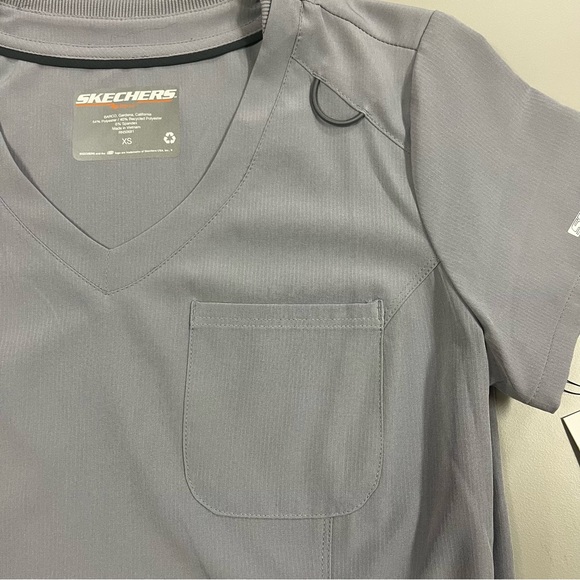 NWT Skechers Women's Light Gray One Pocket V-Neck Scrub Top - Picture 3 of 8